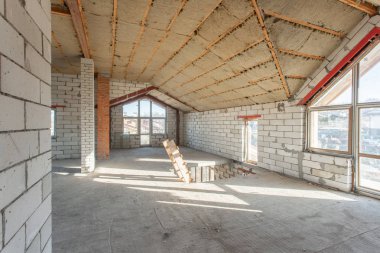 Evin ikinci çatı katında. revizyon ve yeniden yapılanma. Çatı bölümü içinde ısınma çalışma işlemi. Ev veya apartman olduğunu inşaat, tadilat, yenileme, restorasyon altında.