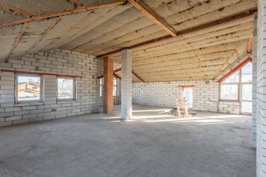 Evin ikinci çatı katında. revizyon ve yeniden yapılanma. Çatı bölümü içinde ısınma çalışma işlemi. Ev veya apartman olduğunu inşaat, tadilat, yenileme, restorasyon altında.