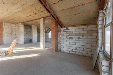 Evin ikinci çatı katında. revizyon ve yeniden yapılanma. Çatı bölümü içinde ısınma çalışma işlemi. Ev veya apartman olduğunu inşaat, tadilat, yenileme, restorasyon altında.