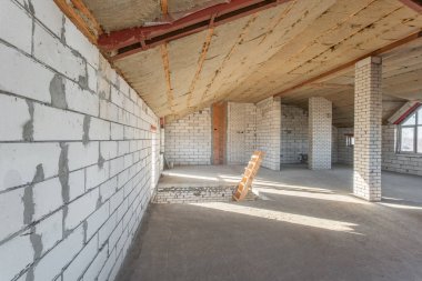 Evin ikinci çatı katında. revizyon ve yeniden yapılanma. Çatı bölümü içinde ısınma çalışma işlemi. Ev veya apartman olduğunu inşaat, tadilat, yenileme, restorasyon altında.