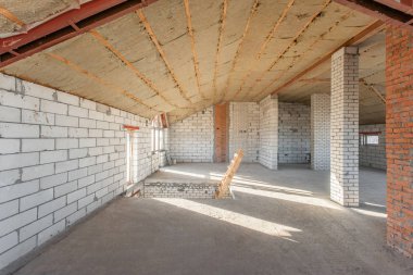 Evin ikinci çatı katında. revizyon ve yeniden yapılanma. Çatı bölümü içinde ısınma çalışma işlemi. Ev veya apartman olduğunu inşaat, tadilat, yenileme, restorasyon altında.