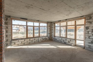 Evin ikinci çatı katında. revizyon ve yeniden yapılanma. Çatı bölümü içinde ısınma çalışma işlemi. Ev veya apartman olduğunu inşaat, tadilat, yenileme, restorasyon altında.