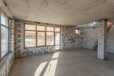 Evin ikinci çatı katında. revizyon ve yeniden yapılanma. Çatı bölümü içinde ısınma çalışma işlemi. Ev veya apartman olduğunu inşaat, tadilat, yenileme, restorasyon altında.