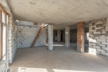 Evin ikinci çatı katında. revizyon ve yeniden yapılanma. Çatı bölümü içinde ısınma çalışma işlemi. Ev veya apartman olduğunu inşaat, tadilat, yenileme, restorasyon altında.