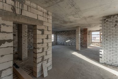 Evin ikinci çatı katında. revizyon ve yeniden yapılanma. Çatı bölümü içinde ısınma çalışma işlemi. Ev veya apartman olduğunu inşaat, tadilat, yenileme, restorasyon altında.