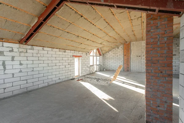 The second attic floor of the house. overhaul and reconstruction. Working process of warming inside part of roof. House or apartment is under construction, remodeling, renovation, restoration. — Stock Photo, Image