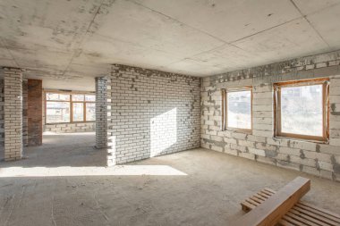 Evin ikinci çatı katında. revizyon ve yeniden yapılanma. Çatı bölümü içinde ısınma çalışma işlemi. Ev veya apartman olduğunu inşaat, tadilat, yenileme, restorasyon altında.