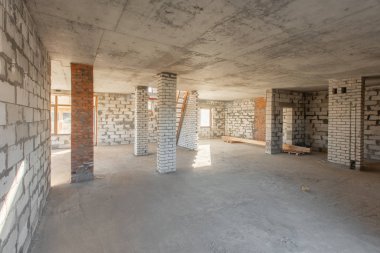 Evin ikinci çatı katında. revizyon ve yeniden yapılanma. Çatı bölümü içinde ısınma çalışma işlemi. Ev veya apartman olduğunu inşaat, tadilat, yenileme, restorasyon altında.