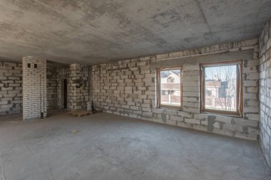 Evin ikinci çatı katında. revizyon ve yeniden yapılanma. Çatı bölümü içinde ısınma çalışma işlemi. Ev veya apartman olduğunu inşaat, tadilat, yenileme, restorasyon altında.