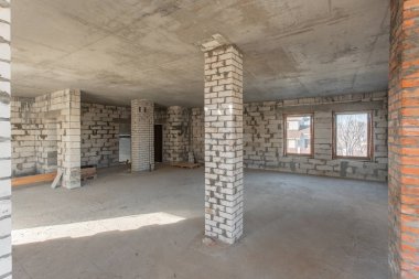 Evin ikinci çatı katında. revizyon ve yeniden yapılanma. Çatı bölümü içinde ısınma çalışma işlemi. Ev veya apartman olduğunu inşaat, tadilat, yenileme, restorasyon altında.