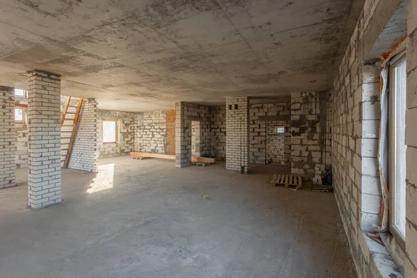 The second attic floor of the house. overhaul and reconstruction. Working process of warming inside part of roof. House or apartment is under construction, remodeling, renovation, restoration. — Stock Photo, Image