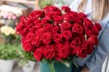 Büyük lüks parlak buket sevimli bir kız elinde. Bahçe kırmızı gül yüz. Tutkuyla scarlet, sonbahar mood renk. buket bir şapka kutusunda