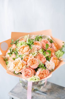 Gri duvar arka plan üzerinde taze bahar çiçekleri buketi. Cam vazoda çiçek grup. Çiçek Mağazası, çiçekçi iş