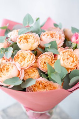 Gri duvar arka plan üzerinde taze bahar çiçekleri buketi. Cam vazoda çiçek grup. Çiçek Mağazası, çiçekçi iş