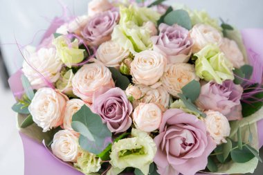 Gri duvar arka plan üzerinde taze bahar çiçekleri buketi. Cam vazoda çiçek grup. Çiçek Mağazası, çiçekçi iş