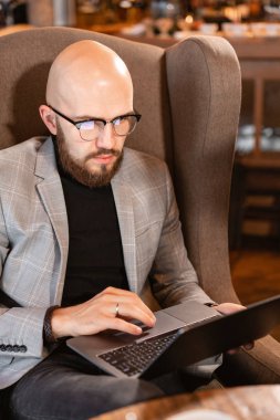 Klavyede yazarak, sohbet. Genç adam bir blog tutar. Başarılı insanlar, işadamı rahat kafede. Netbook üzerinde çalışması sırasında metin okuma