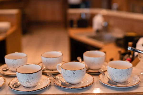 Grupo de tazas vacías en muchas filas de una taza blanca para el café en el desayuno y el evento del seminario. diseñado en estilo retro vintage . — Foto de Stock