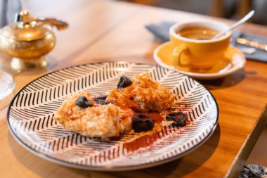 Napolyon tatlı tuzlu karamel ve kuru erik, özgün hizmet ile. Kahvaltı, keyifli sabah, çalışma gününün başlangıç