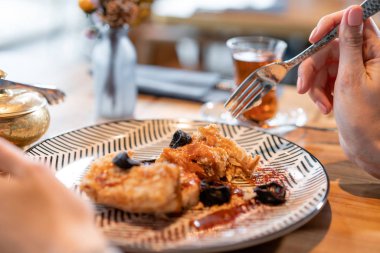 Kahvaltı tatlı, tuzlu karamel ve kuru erik, özgün hizmet yulaf ezmesi. Kahvaltı, keyifli sabah, çalışma gününün başlangıç