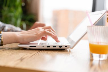 Genç kadın klavyede yazarak, bir blog tutar, sohbet. Modern coworking, serbest meslek eser bulunmaktadır. Başarılı insanlar, işadamı rahat kafede. Netbook üzerinde çalışması sırasında metin okuma.