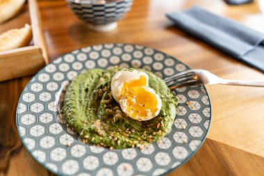 Humus ile fındık ve haşlanmış yumurta ve zeytin yağı. Oryantal restoranda servis edilir. Buğday pasta. Sağlıklı, organik gıda. geleneksel İsrail mutfağı