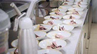 Grup şefler iyi yemek restoran ticari mutfak meşgul. Personel yemek lezzetli yemek bir restoran ya da otel içinde onlar dekorasyon mutfak yemekleri.