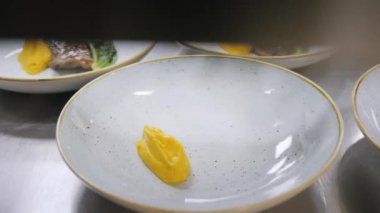 Tabak yemekleri closeup hattı. Grup şefler iyi yemek restoran ticari mutfak meşgul. Personel yemek lezzetli yemek bir restoran ya da otel içinde onlar dekorasyon mutfak yemekleri