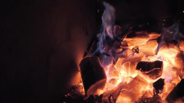 Llamas y brasas rojas parrilla argentina. Preparación de fuego y parrilla para barbacoa en el restaurante. Filete, carne Kobe, bistec de ribeye . — Vídeo de stock