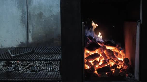 Llamas y brasas rojas parrilla argentina. Preparación de fuego y parrilla para barbacoa en el restaurante. Filete, carne Kobe, bistec de ribeye . — Vídeos de Stock