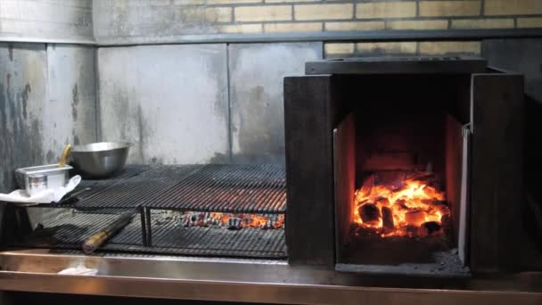 Argentinský gril. Příprava oheň a gril pro grilování v restauraci. Steak house, Kobe hovězí maso, ribeye steak, různý stupeň propečení. Plameny a řeřavé uhlíky — Stock video