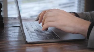 Klavyede yazarak, sohbet. Genç adam bir blog tutar. Başarılı insanlar, işadamı rahat kafede. Netbook üzerinde çalışması sırasında metin okuma