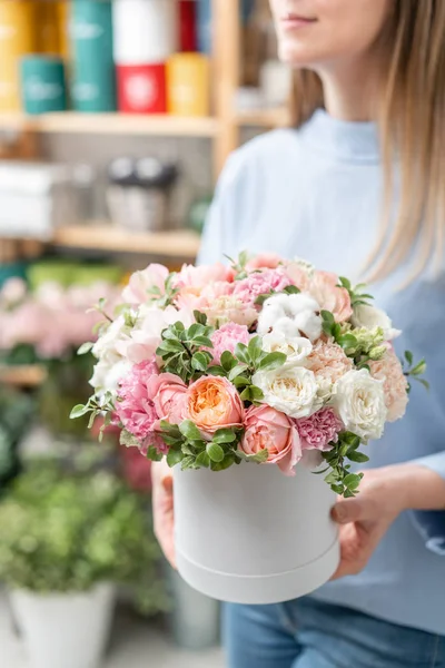 Floral bunch in head box. European floral shop. Bouquet of beautiful Mixed flowers in woman hand. Excellent garden flowers in the arrangement , the work of a professional florist. — Stock Photo, Image