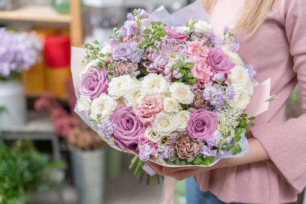 欧洲花卉店。美丽的混合花的花束在女人的手。优秀的园林花卉在布置上, 工作上有专业的花店. — 图库照片
