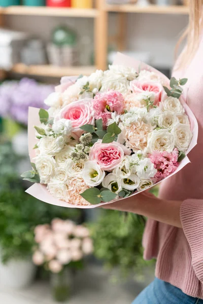 Loja floral europeia. Buquê de belas flores mistas na mão da mulher. Excelentes flores do jardim no arranjo, o trabalho de um florista profissional . — Fotografia de Stock