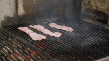 Izgara biftek pişirme Şef. Alevler ve kırmızı köz Arjantinli ızgara. Yangın ve ızgara hazırlık Barbekü restoranı. Steak house, Kobe bifteği, antrikot biftek