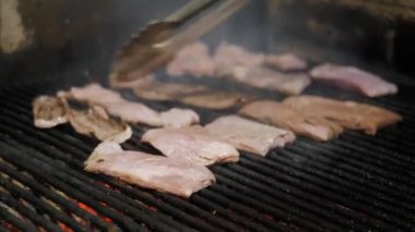 Izgara biftek pişirme Şef. Alevler ve kırmızı köz Arjantinli ızgara. Yangın ve ızgara hazırlık Barbekü restoranı. Steak house, Kobe bifteği, antrikot biftek.