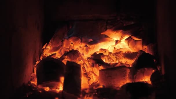 Plameny a řeřavé uhlíky argentinského grilu. Příprava oheň a gril pro grilování v restauraci. Steak house, Kobe hovězí maso, ribeye steak. — Stock video