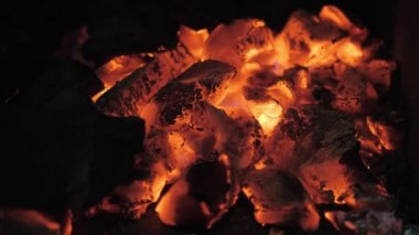 Alevler ve kırmızı köz Arjantinli ızgara. Yangın ve ızgara hazırlık Barbekü restoranı. Steak house, Kobe bifteği, antrikot biftek.