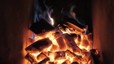 Alevler ve kırmızı köz Arjantinli ızgara. Yangın ve ızgara hazırlık Barbekü restoranı. Steak house, Kobe bifteği, antrikot biftek.