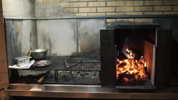 Parrilla Argentina Preparación Fuego Parrilla Para Barbacoa Restaurante Filete Carne — Vídeos de Stock