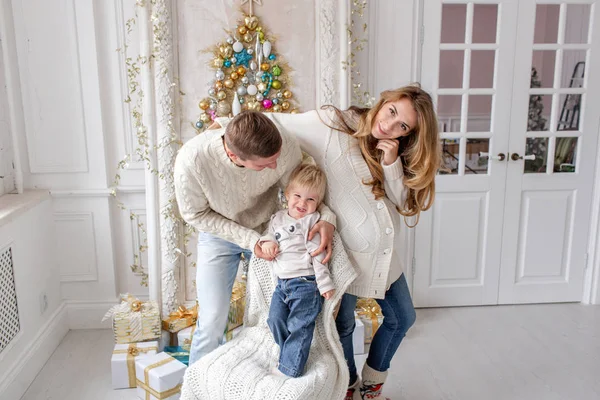 Mutlu aile portresi içinde ana - baba, hamile anne ve küçük oğulları. Yeni Yılınız Kutlu Olsun. süslü Noel ağacı. Noel sabahı parlak oturma odasında. — Stok fotoğraf