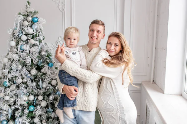 Mutlu aile portresi içinde ana - baba, hamile anne ve küçük oğulları. Yeni Yılınız Kutlu Olsun. süslü Noel ağacı. Noel sabahı parlak oturma odasında. — Stok fotoğraf