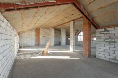 evin çatı katında. revizyon ve yeniden yapılanma. Çatı bölümü içinde ısınma çalışma işlemi. Ev veya apartman olduğunu inşaat, tadilat, yenileme, restorasyon altında.
