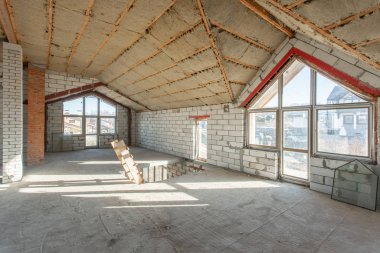 evin çatı katında. revizyon ve yeniden yapılanma. Çatı bölümü içinde ısınma çalışma işlemi. Ev veya apartman olduğunu inşaat, tadilat, yenileme, restorasyon altında.