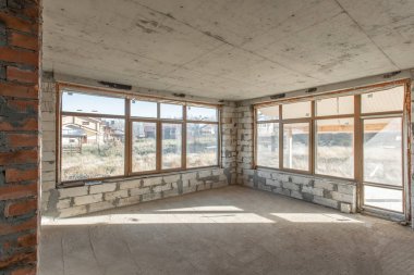 Evin ikinci çatı katında. revizyon ve yeniden yapılanma. Çatı bölümü içinde ısınma çalışma işlemi. Ev veya apartman olduğunu inşaat, tadilat, yenileme, restorasyon altında.