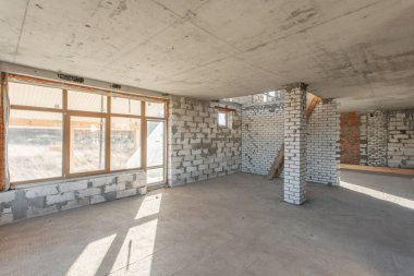 Evin ikinci çatı katında. revizyon ve yeniden yapılanma. Çatı bölümü içinde ısınma çalışma işlemi. Ev veya apartman olduğunu inşaat, tadilat, yenileme, uzantısı altında