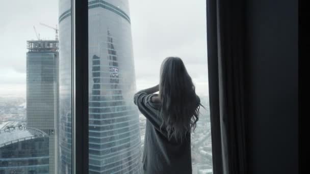 Вид Ззаду Жінку Стоїть Вікна Розкішної Сучасної Квартири Або Готельного — стокове відео