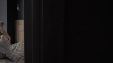 Seramik fincan çay ya da kahve tutan güzel sarışın kadın tadını çıkarın. Yatak odasında çay saati. Pencere ve içecek çay arıyorum. Günaydın. Pretty genç kız rahatlatıcı. Mutlu kış konsepti.