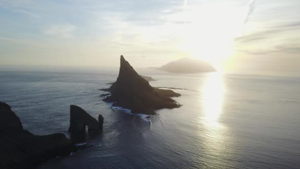 Färöische Inseln, nordatlantische Inseln im Sonnenuntergang. drangarnir ist der Sammelname für zwei Seestapel zwischen der kleinen Insel tindholmur und der Insel vagar. Drohnen-Quadrokopter abgeschossen, — Stockvideo