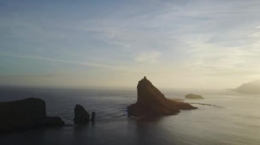 Faroe Adaları, Kuzey Atlantik Adaları günbatımı. Drangarnir Tindholmur adacık ve ada Vagar arasında iki deniz yığınları toplu adıdır. Bir dron quadrocopter çekim,
